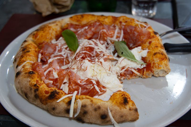 Jasper pizza with white sauce, mushrooms, and prosciutto